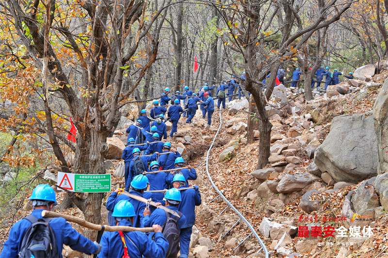 200余名電力“挑山工”肩扛手拽運(yùn)送電纜上山插圖