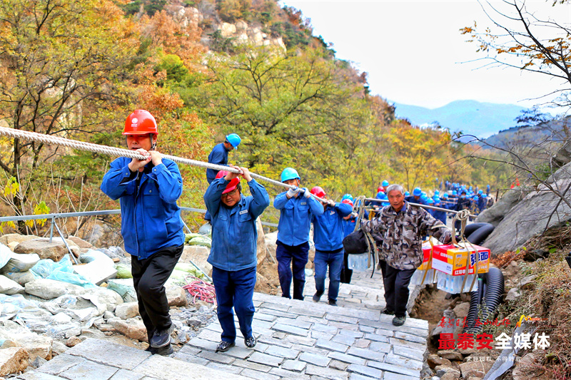 200余名電力“挑山工”肩扛手拽運(yùn)送電纜上山插圖2