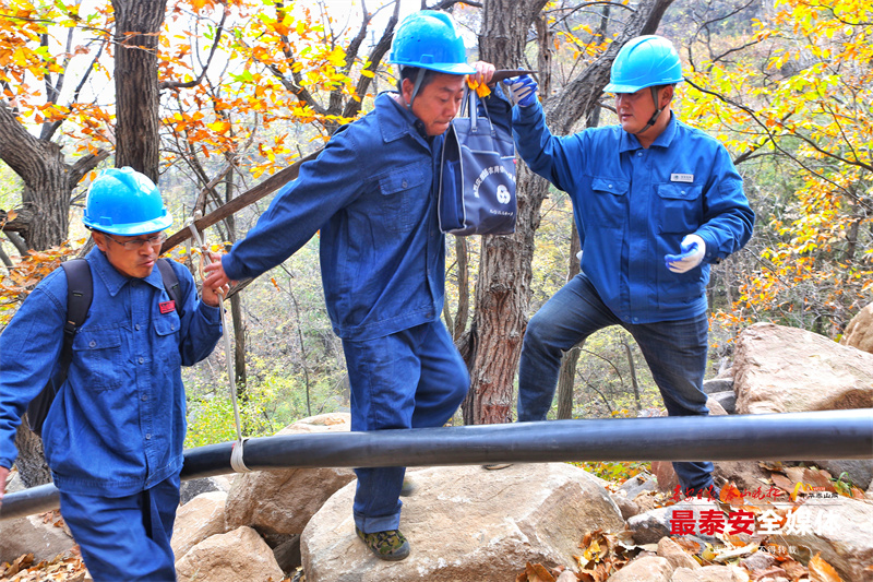 200余名電力“挑山工”肩扛手拽運(yùn)送電纜上山插圖4