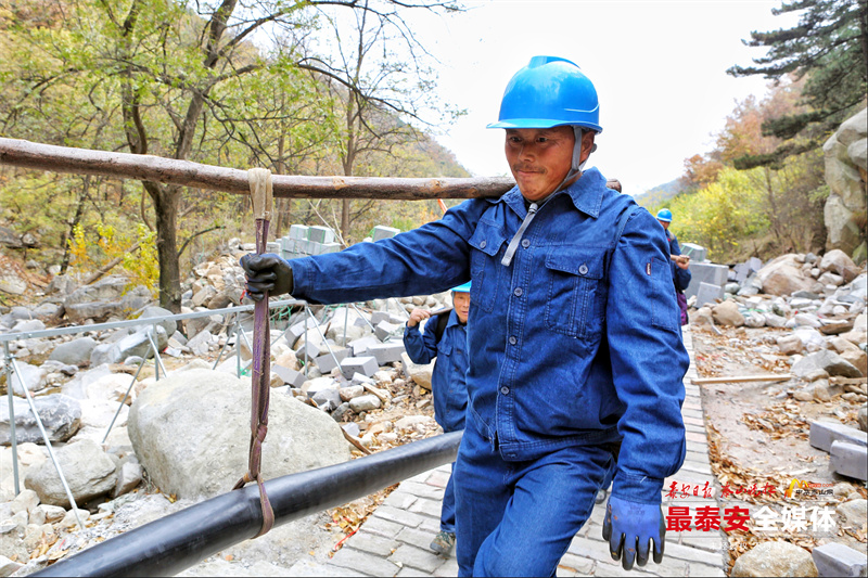 200余名電力“挑山工”肩扛手拽運(yùn)送電纜上山插圖6