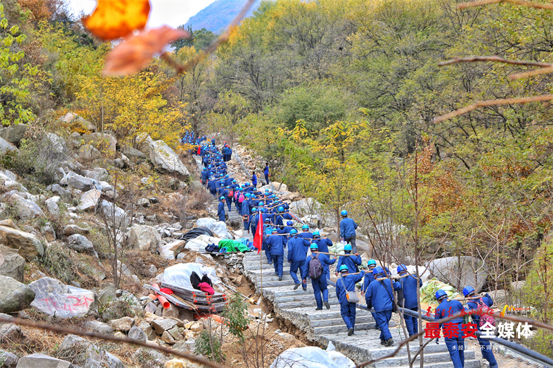 200余名電力“挑山工”肩扛手拽運(yùn)送電纜上山插圖8